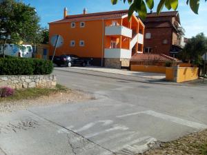 una calle vacía delante de un edificio en Apartments Batarilo, en Biograd na Moru