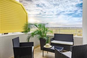 Résidence Hôtelière Natureva & Spa的阳台或露台