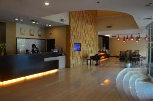 a lobby with a bar and people in a restaurant at El Cielito Inn - Sta. Rosa in Santa Rosa