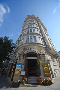 ein hohes Gebäude mit Treppen und Blumen davor in der Unterkunft Adamar Hotel-Special Category in Istanbul
