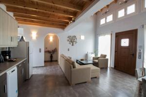 A kitchen or kitchenette at Villa de la Mer