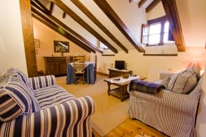 a living room with two couches and a table at Vivienda Casa Luisa in Comillas