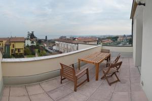 einen Balkon mit einem Tisch und Stühlen sowie Aussicht in der Unterkunft Appartamento San Benedetto in Desenzano del Garda