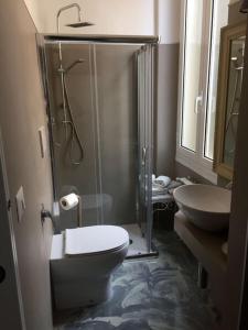 een badkamer met een douche, een toilet en een wastafel bij Albergo Villagrande in Varazze