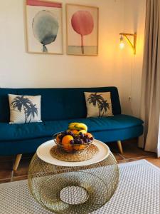 ein Wohnzimmer mit einem Tisch und einer Obstschale in der Unterkunft Villa La Palmeraie Puerto de la Duquesa in Manilva