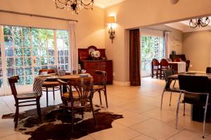 a dining room with a table and chairs at Ducks Country House in Henley on Klip