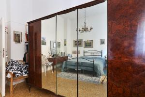 A bed or beds in a room at CozyandConfortable