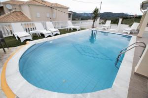 The swimming pool at or close to Villa de la Mer