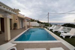 The swimming pool at or close to Villa de la Mer