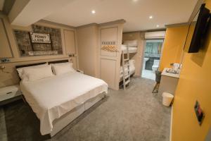 una camera con letto bianco, scrivania e lavandino di Central Station Hotel Liverpool a Liverpool