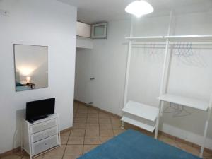 a small room with a tv and a mirror at Casa vacanza Tanja Leuca in Leuca