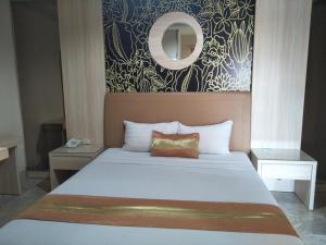 Tempat tidur dalam kamar di Hotel Grand Rosela