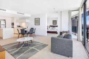 Area soggiorno di Oracle Broadbeach - Amazing Ocean Views!