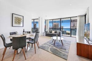 Area soggiorno di Oracle Broadbeach - Amazing Ocean Views!