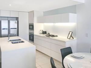 Cucina o angolo cottura di Oracle Broadbeach - Amazing Ocean Views!