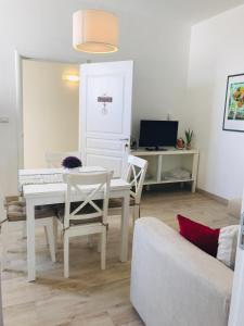 a living room with a white table and chairs at Le Fiche d’India in Giuggianello