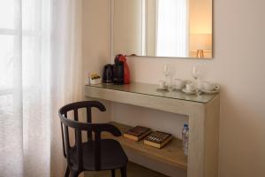 Příslušenství pro přípravu čaje a kávy v ubytování Cova Mykonos Suites