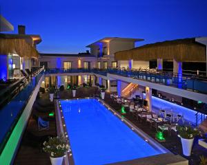 Бассейн в The D Hotel Çeşme Resort или поблизости
