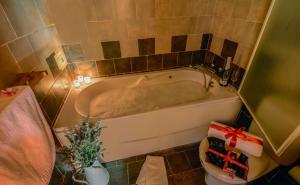 a bathroom with a bath tub and a toilet at Casa Rural Entre Valles in Benllera