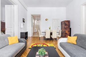 een woonkamer met 2 banken en een tafel bij Izabella Home 2 Budapest in Boedapest