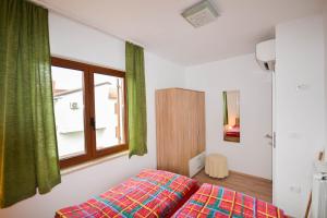 Postel nebo postele na pokoji v ubytování Jutta Apartment