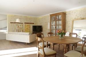 Baurech的住宿－Domaine St Gilles，一间带桌子和电视的用餐室