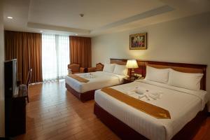 Habitación de hotel con 2 camas y TV en Nana Hiso Hotel, en Bangkok