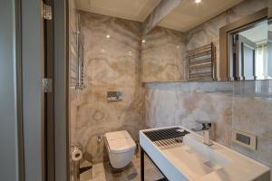 y baño con lavabo y aseo. en Taksim Premium Hotel, en Estambul