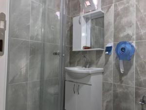 Bilik mandi di NEW BEYLERBEYİ HOTEL