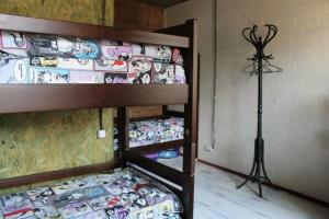 聶伯城的住宿－第聶伯羅彼得羅夫斯克格蘭治旅舍，一间卧室配有两张双层床。