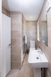 Bathroom sa Weeping Willow – Three Tuns Apartments, Pettistree