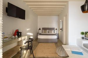 Postel nebo postele na pokoji v ubytování Cova Mykonos Suites