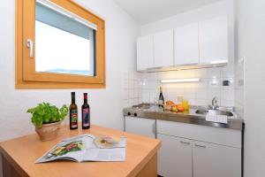 Kuchyňa alebo kuchynka v ubytovaní Familienhotel Kleinwalsertal
