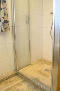 a shower with a glass door in a bathroom at Ferienwohnung Oosting in Sankt Peter-Ording