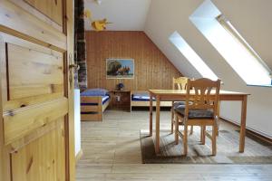 a dining room with a table and a bedroom at Ferienhof Land-Idyll in Osterhever