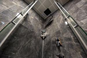 an overhead view of a shower in a bathroom at ŞERAH APART otel in Uzungöl +94 photos