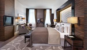 Uma TV ou centro de entretenimento em Steigenberger Icon Frankfurter Hof