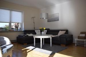 a living room with a table and a couch at Ferienhaus Strandgeflüster in Garding