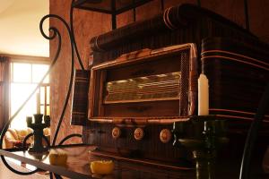 an old radio sitting on top of a table at Villa Paradise in Aghmat