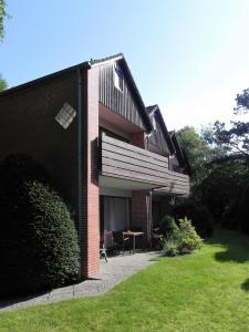 een rood bakstenen gebouw met een tafel ervoor bij Sandpeter 1 in Sankt Peter-Ording