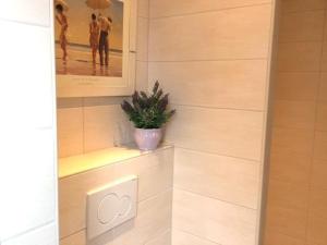 a bathroom with a plant in a pot on a wall at Haus Fabricius in Tating