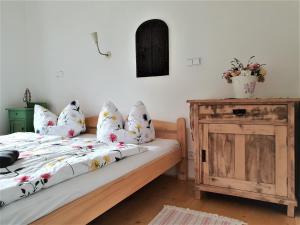RůžováにあるCHALUPA AROSAのベッドルーム1室(ベッド1台、木製テーブル付)