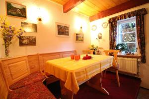 a room with a table with a yellow table cloth at Gästehaus Andresen-Warft in Tating
