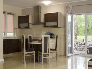 A kitchen or kitchenette at LouisaPark