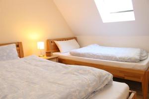 a room with two beds and a lamp at Ferienwohnung Oosting in Sankt Peter-Ording