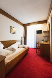 Postel nebo postele na pokoji v ubytování Hotel Catinaccio