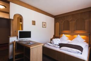 TV a/nebo společenská místnost v ubytování Hotel Catinaccio