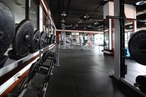 Fitnesscentret og/eller fitnessfaciliteterne på Omni Towers - Large 1 Bedroom Condo Soi Nana