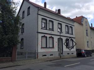 Una casa con un cuadro a un lado. en Ferienwohnung an der Haldenstraße en Essen