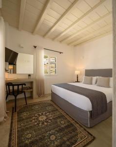 Postel nebo postele na pokoji v ubytování Cova Mykonos Suites